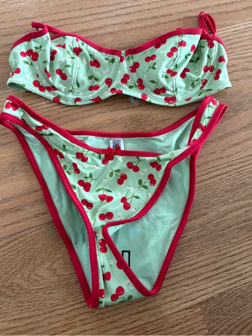 Frankie’s bikinis set 🍒
